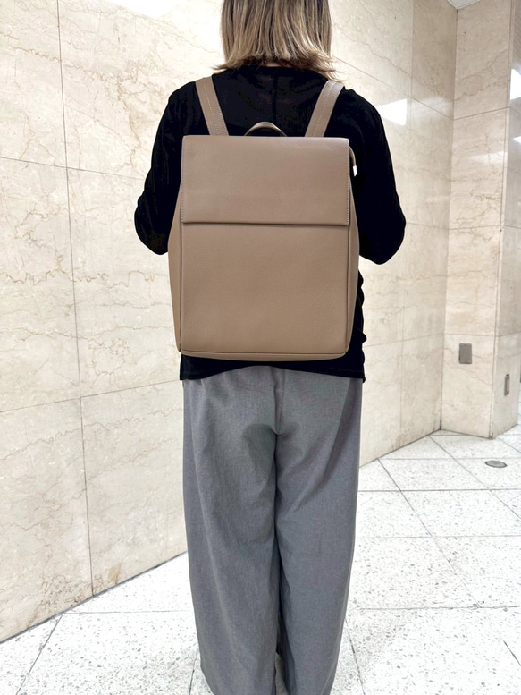 新作⭐︎大きめなサイズ⭐︎大容量⭐︎柔らかなレザーリュック⭐︎大きめなフラップ⭐︎大人リュック⭐︎ベージュ 1枚目の画像