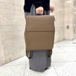 新作⭐︎大きめなサイズ⭐︎大容量⭐︎柔らかなレザーリュック⭐︎大きめなフラップ⭐︎大人リュック⭐︎ベージュ 3枚目の画像