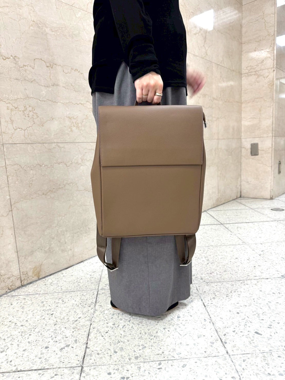 新作⭐︎大きめなサイズ⭐︎大容量⭐︎柔らかなレザーリュック⭐︎大きめなフラップ⭐︎大人リュック⭐︎ベージュ 3枚目の画像