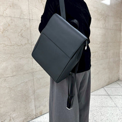 新作⭐︎大きめなサイズ⭐︎大容量⭐︎柔らかなレザーリュック⭐︎大きめなフラップ⭐︎大人リュック⭐︎ブラック 1枚目の画像