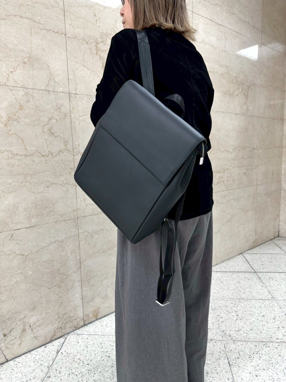 新作⭐︎大きめなサイズ⭐︎大容量⭐︎柔らかなレザーリュック⭐︎大きめなフラップ⭐︎大人リュック⭐︎ブラック 1枚目の画像