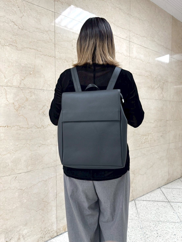 新作⭐︎大きめなサイズ⭐︎大容量⭐︎柔らかなレザーリュック⭐︎大きめなフラップ⭐︎大人リュック⭐︎ブラック 3枚目の画像