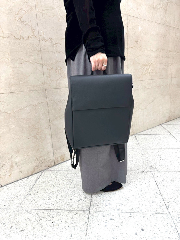 新作⭐︎大きめなサイズ⭐︎大容量⭐︎柔らかなレザーリュック⭐︎大きめなフラップ⭐︎大人リュック⭐︎ブラック 2枚目の画像