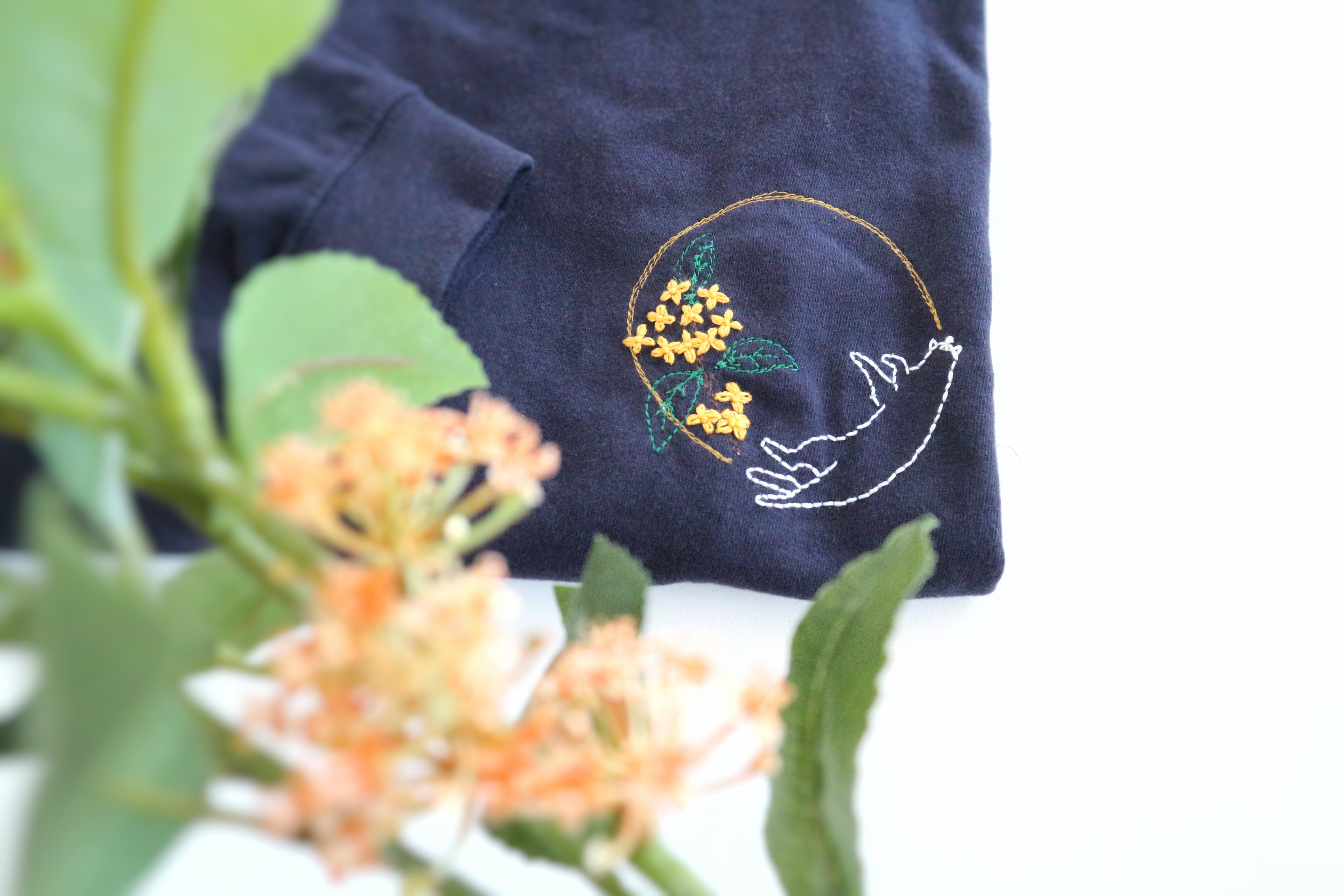 【お仕立て】なにもしない日のTシャツ　金木犀　ネイビー　サイズ（XS〜XXXL）　刺繍　猫