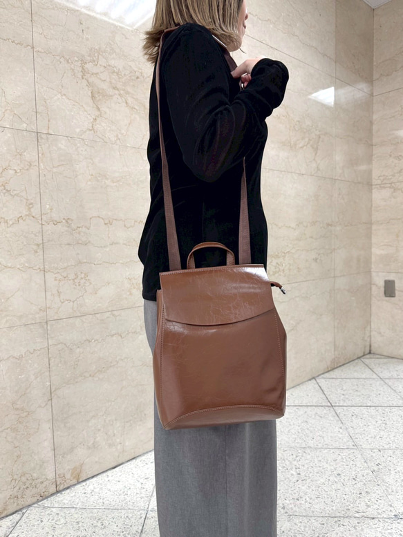 新サイズ⭐︎小さめなシンプルで軽いレザー3wayリュック☆シワ加工⭐︎ショルダー使用も☆通勤、通学に便利☆キャメル色 4枚目の画像