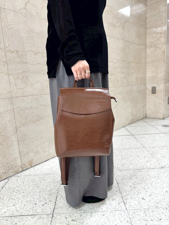 新サイズ⭐︎小さめなシンプルで軽いレザー3wayリュック☆シワ加工⭐︎ショルダー使用も☆通勤、通学に便利☆キャメル色 3枚目の画像