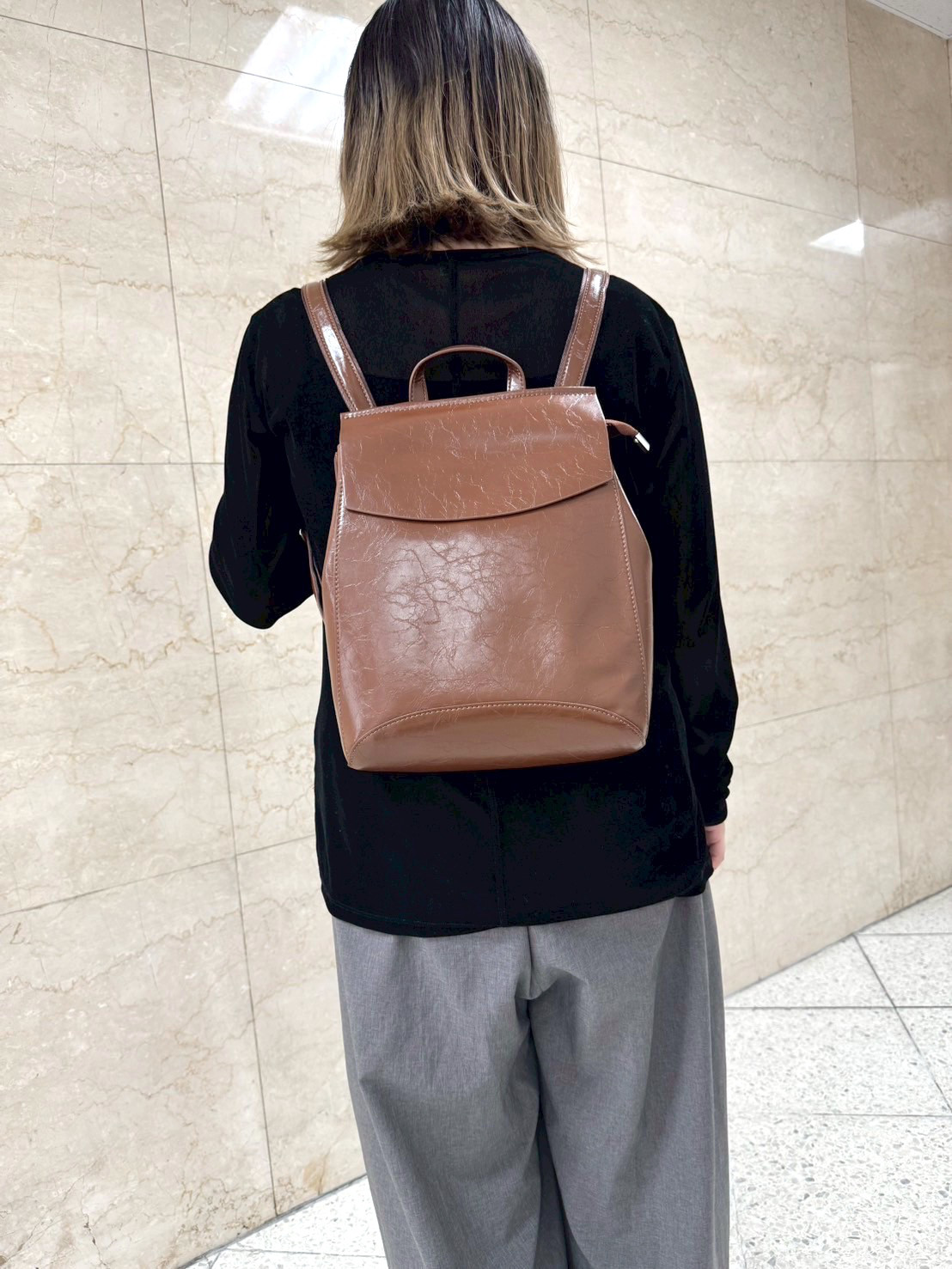 新サイズ⭐︎少し小さめなシンプルで軽いレザー3wayリュック☆シワ加工⭐︎ショルダー使用も☆通勤、通学に便利☆キャメル色