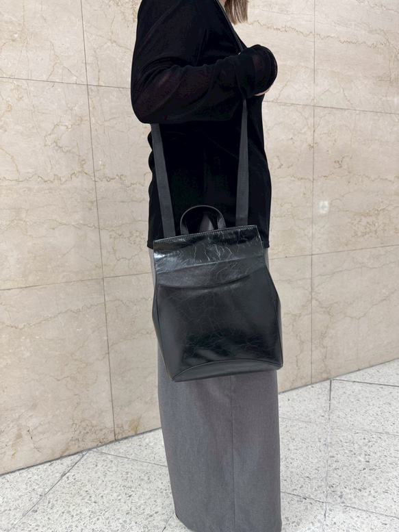 新サイズ⭐︎小さめなシンプルで軽いレザー3wayリュックシワ加工⭐︎☆ショルダー使用も☆通勤、通学に便利☆ブラック色 3枚目の画像