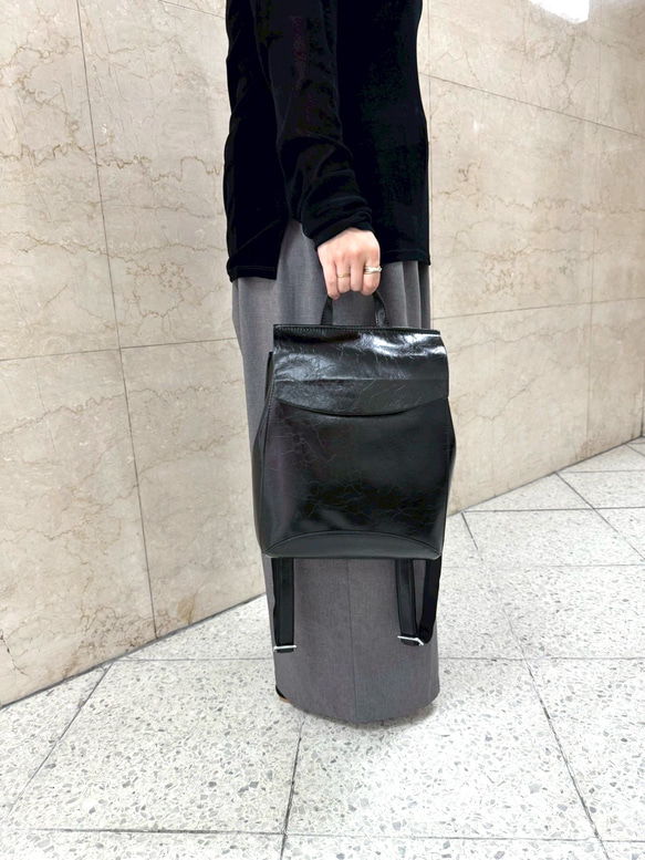 新サイズ⭐︎小さめなシンプルで軽いレザー3wayリュックシワ加工⭐︎☆ショルダー使用も☆通勤、通学に便利☆ブラック色 4枚目の画像