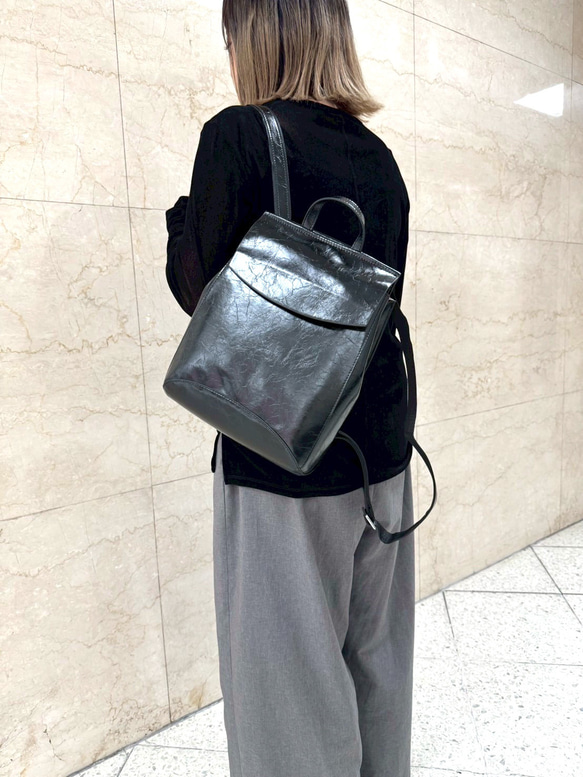 新サイズ⭐︎小さめなシンプルで軽いレザー3wayリュックシワ加工⭐︎☆ショルダー使用も☆通勤、通学に便利☆ブラック色 2枚目の画像