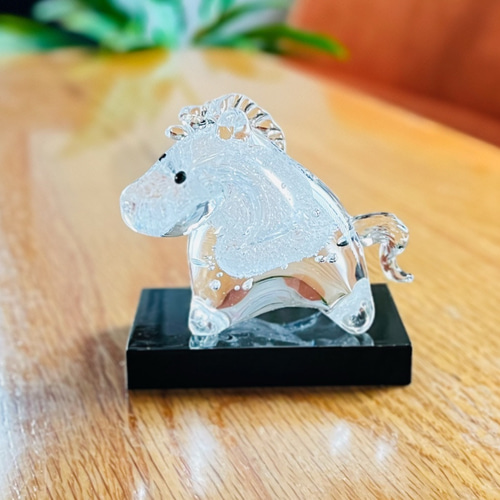 新春》干支だるま2026『午』ガラスの仔馬【木箱入り】:*+. 送料無料