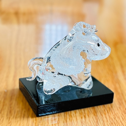 新春》干支だるま2026『午』ガラスの仔馬【木箱入り】:*+. 送料無料