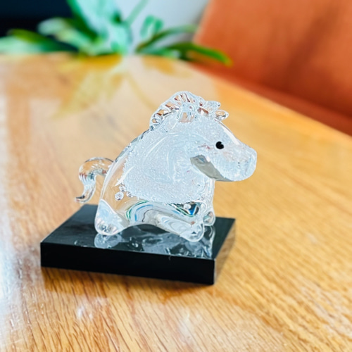 新春》干支だるま2026『午』ガラスの仔馬【木箱入り】:*+. 送料無料