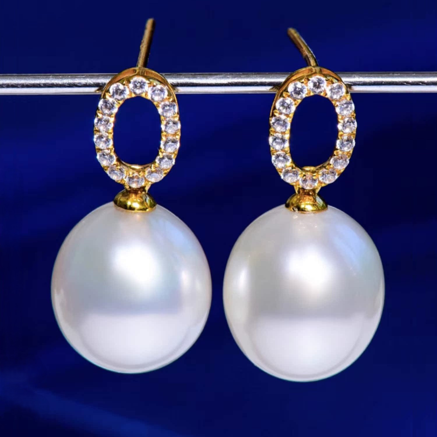 ルミナ 9-12mm 天然ホワイト南洋真珠イヤリング 18Kゴールド オーバルドロップ。高品質でハイエンドなギフトアイデア