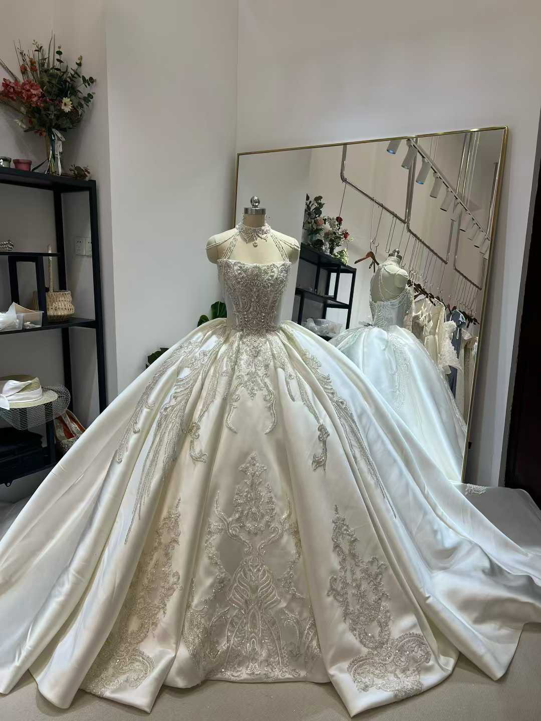 送料無料！ウエディングドレス キラキラのハンドビーディング ベアトップ 韓国風ドレス ミカドサテン 結婚式/披露宴