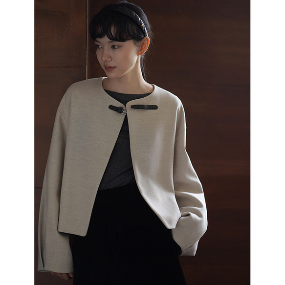 上品なテクスチャーが魅力のウール混紡ジャケット。あしらわれたレザーループが、日常の装いにさりげないアクセントを。#779 2枚目の画像