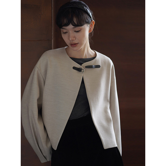 上品なテクスチャーが魅力のウール混紡ジャケット。あしらわれたレザーループが、日常の装いにさりげないアクセントを。#779 1枚目の画像