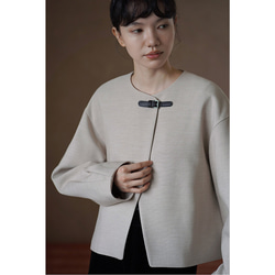 上品なテクスチャーが魅力のウール混紡ジャケット。あしらわれたレザーループが、日常の装いにさりげないアクセントを。#779 16枚目の画像