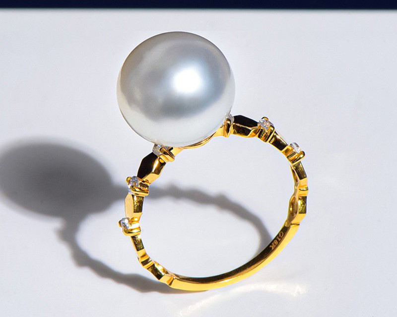 18Kゴールドのルミナ10～13mm天然ホワイト南洋真珠リング。シンプルでスタイリッシュ、そしてエレガントなリング。彼女への贈り