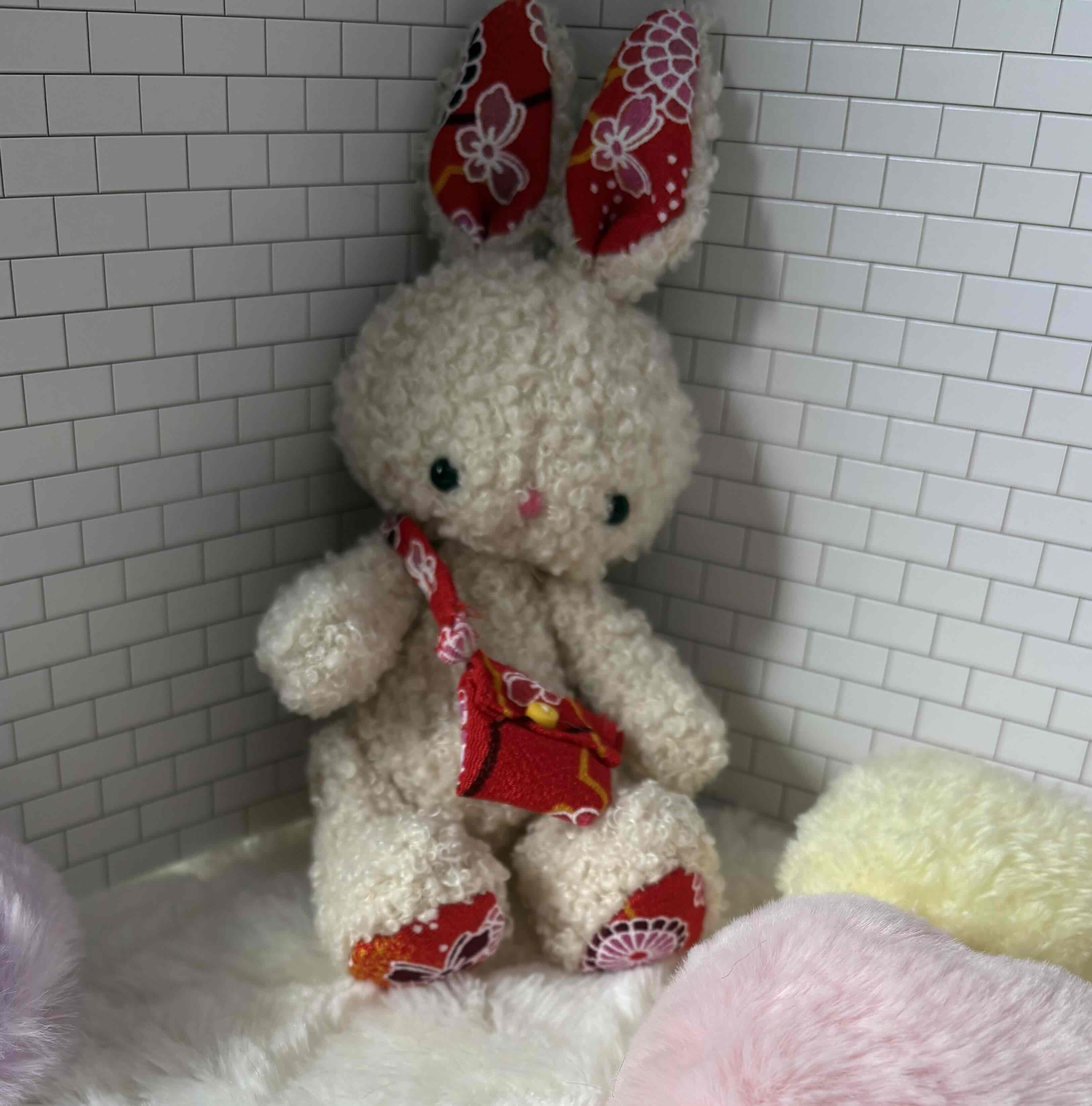 和柄のポシェットを下げたうさぎさんのぬいぐるみ