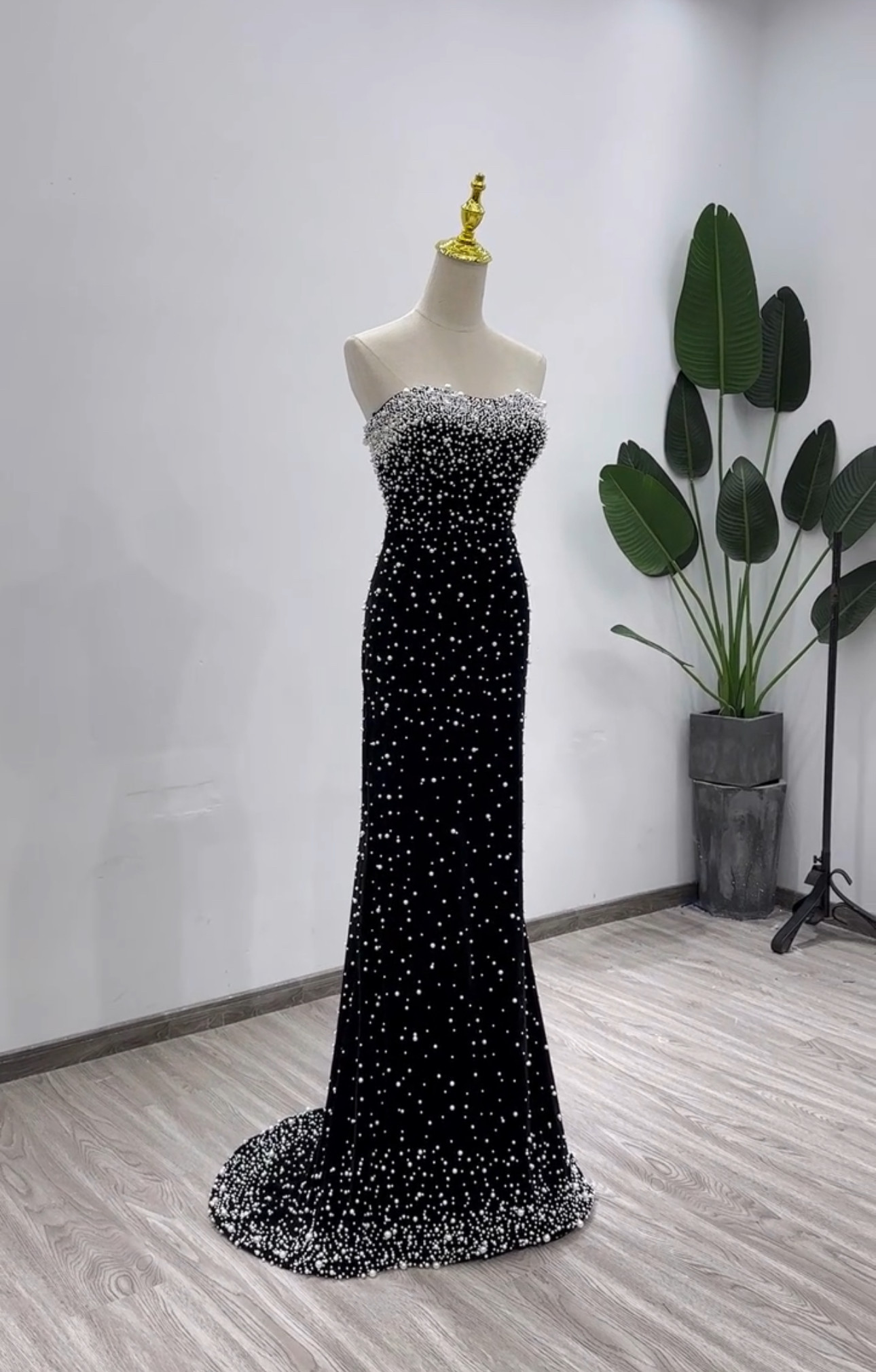 抜群のおしゃれ見え！パーディードレス　黒　たっぷりパール豪華　マーメイドドレス　短いトレーン　キラキラ2次会カラードレス