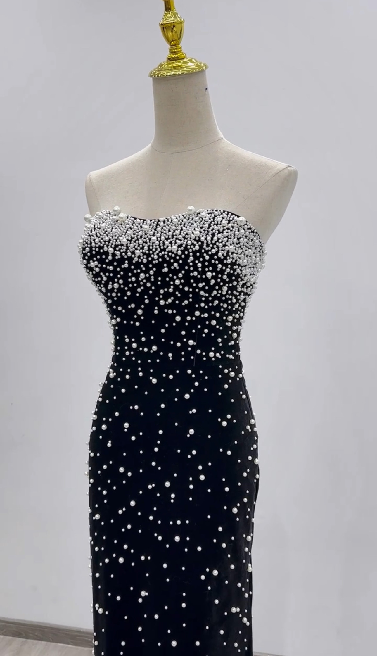 抜群のおしゃれ見え！パーディードレス　黒　たっぷりパール豪華　マーメイドドレス　短いトレーン　キラキラ2次会カラードレス