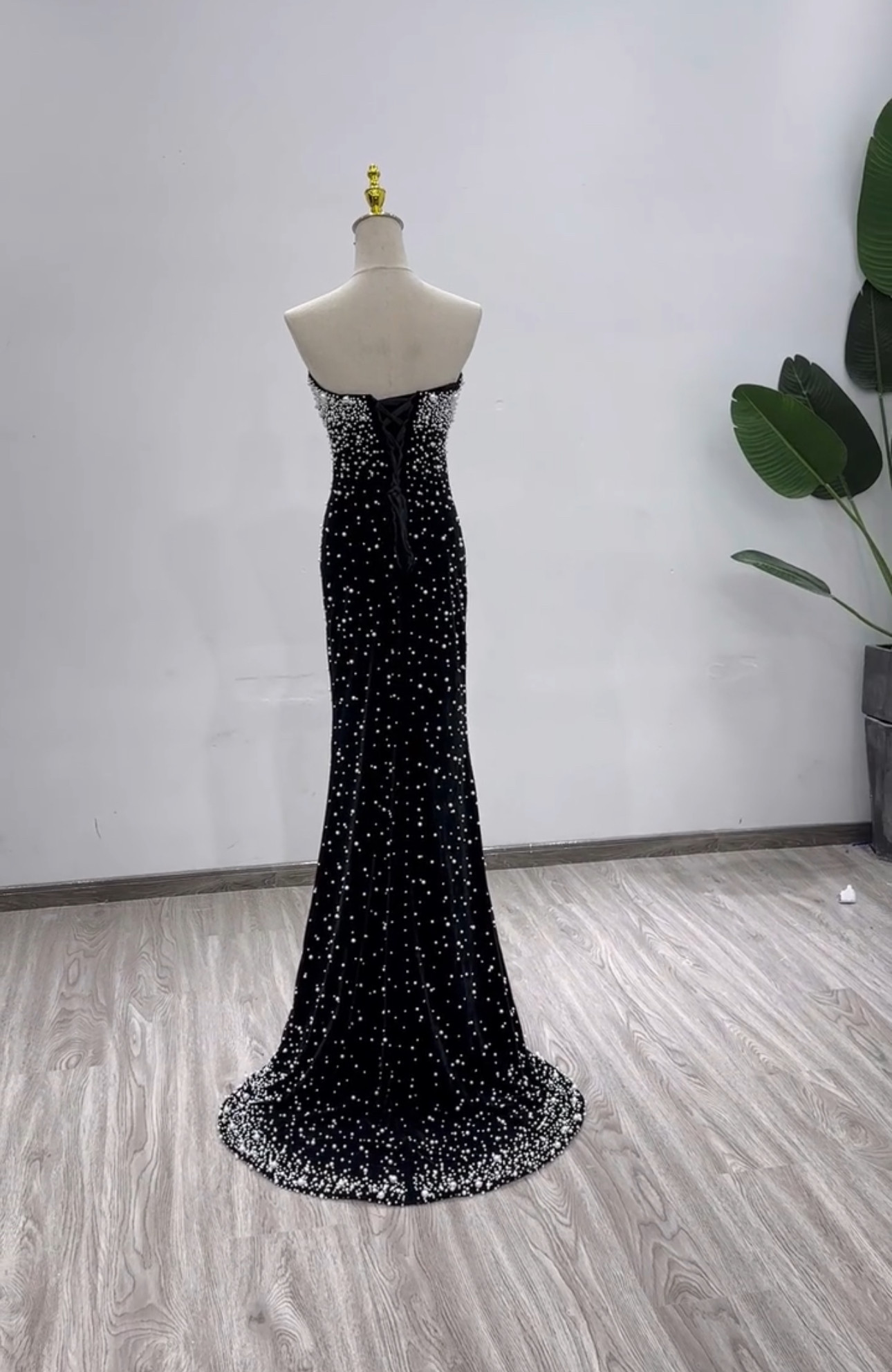 抜群のおしゃれ見え！パーディードレス　黒　たっぷりパール豪華　マーメイドドレス　短いトレーン　キラキラ2次会カラードレス