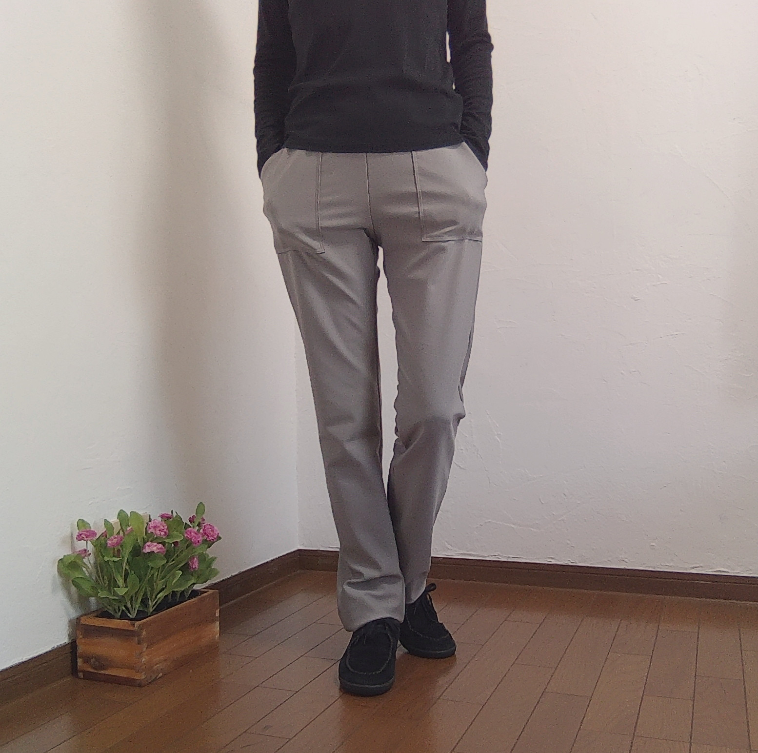 （股下調整無料）ストレスフリー・スーパーストレッチのスリムストレートパンツ・ローズグレー