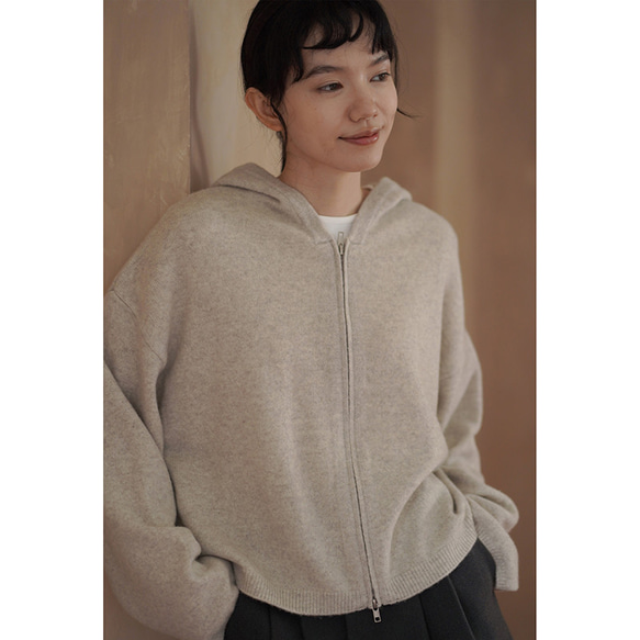 しなやかなニットパーカー。ふんわりとした着やせシルエットで、温もりとスタイルを両立。フード付きニットジャケット#780 6枚目の画像