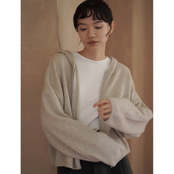 しなやかなニットパーカー。ふんわりとした着やせシルエットで、温もりとスタイルを両立。フード付きニットジャケット#780 4枚目の画像