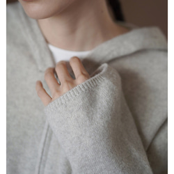 しなやかなニットパーカー。ふんわりとした着やせシルエットで、温もりとスタイルを両立。フード付きニットジャケット#780 2枚目の画像