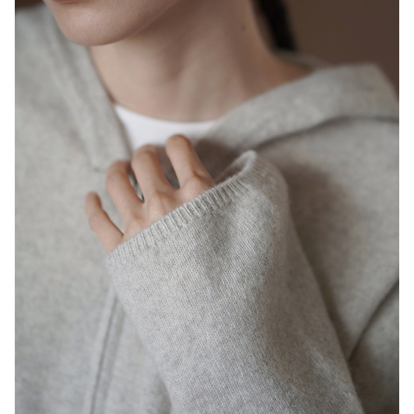 しなやかなニットパーカー。ふんわりとした着やせシルエットで、温もりとスタイルを両立。フード付きニットジャケット#780 2枚目の画像