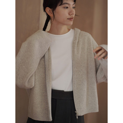 しなやかなニットパーカー。ふんわりとした着やせシルエットで、温もりとスタイルを両立。フード付きニットジャケット#780 1枚目の画像