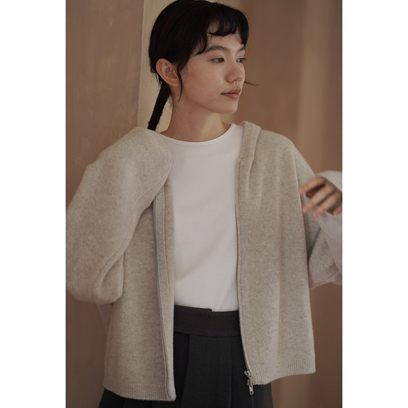 しなやかなニットパーカー。ふんわりとした着やせシルエットで、温もりとスタイルを両立。フード付きニットジャケット#780 13枚目の画像