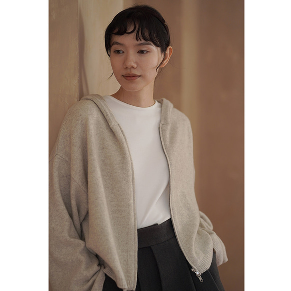 しなやかなニットパーカー。ふんわりとした着やせシルエットで、温もりとスタイルを両立。フード付きニットジャケット#780 17枚目の画像