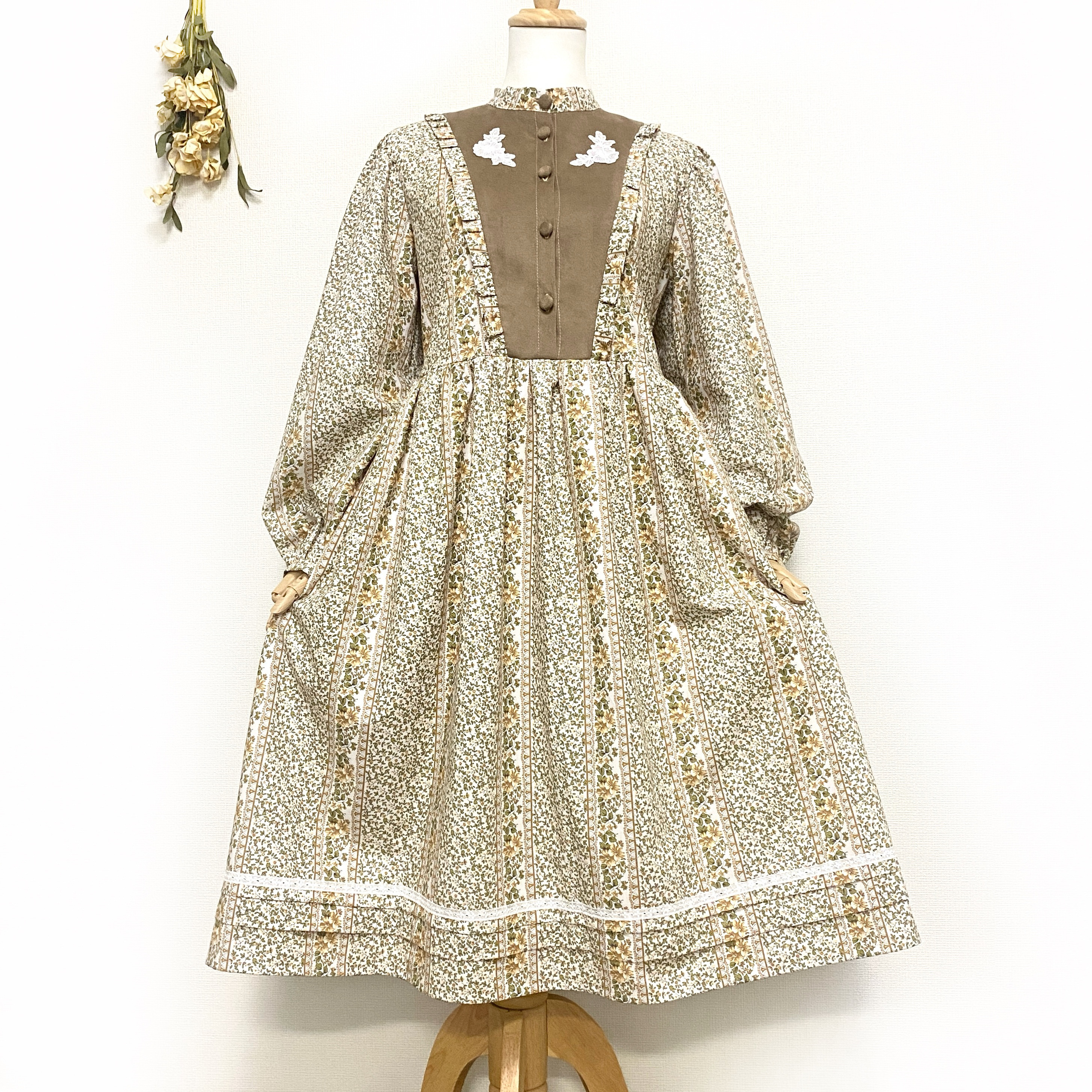 優しい花柄とレースモチーフのカントリー調ワンピース