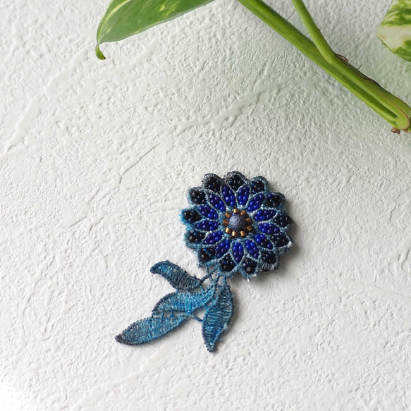 「蒼の花」レースとビーズの刺繍ブローチ 3枚目の画像
