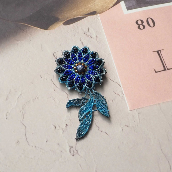 「蒼の花」レースとビーズの刺繍ブローチ 1枚目の画像