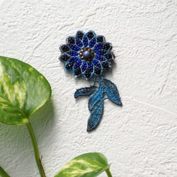 「蒼の花」レースとビーズの刺繍ブローチ 2枚目の画像
