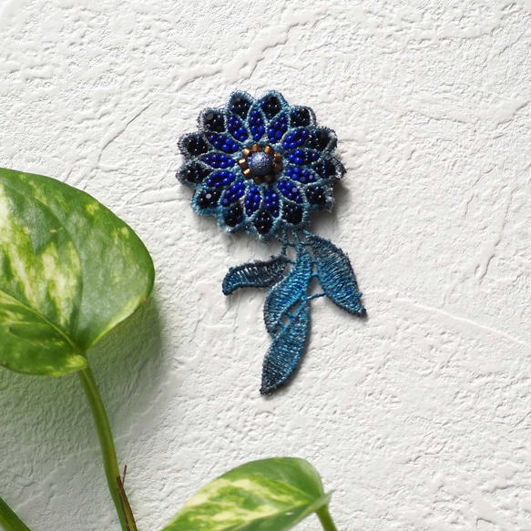 「蒼の花」レースとビーズの刺繍ブローチ 2枚目の画像
