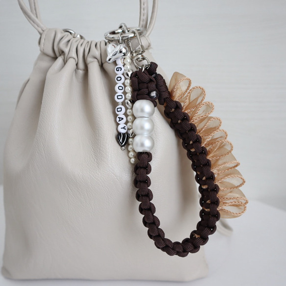 ＼バッグチャームにも◎／ チュールリボン パール付きハンドストラップ 2枚目の画像