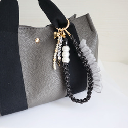 ＼バッグチャームにも◎／ チュールリボン パール付きハンドストラップ 3枚目の画像