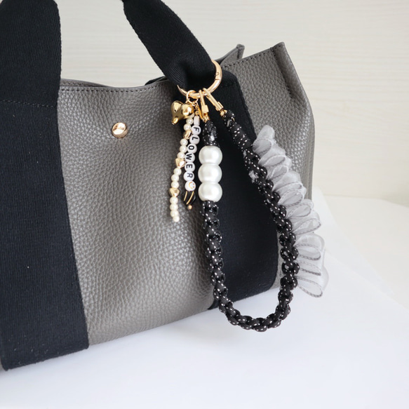 ＼バッグチャームにも◎／ チュールリボン パール付きハンドストラップ 3枚目の画像