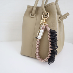 ＼バッグチャームにも◎／ チュールリボン パール付きハンドストラップ 4枚目の画像