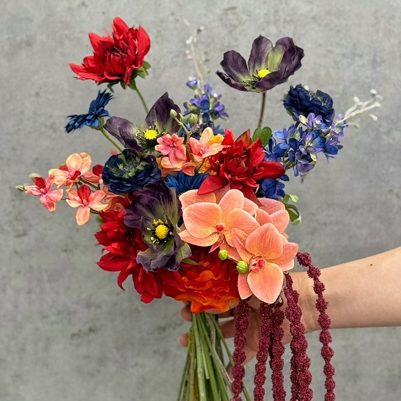 造花 ウエディングブーケ カラフルで華やか 花嫁を彩るアートブーケ｜レッド×ブルー×ピンク