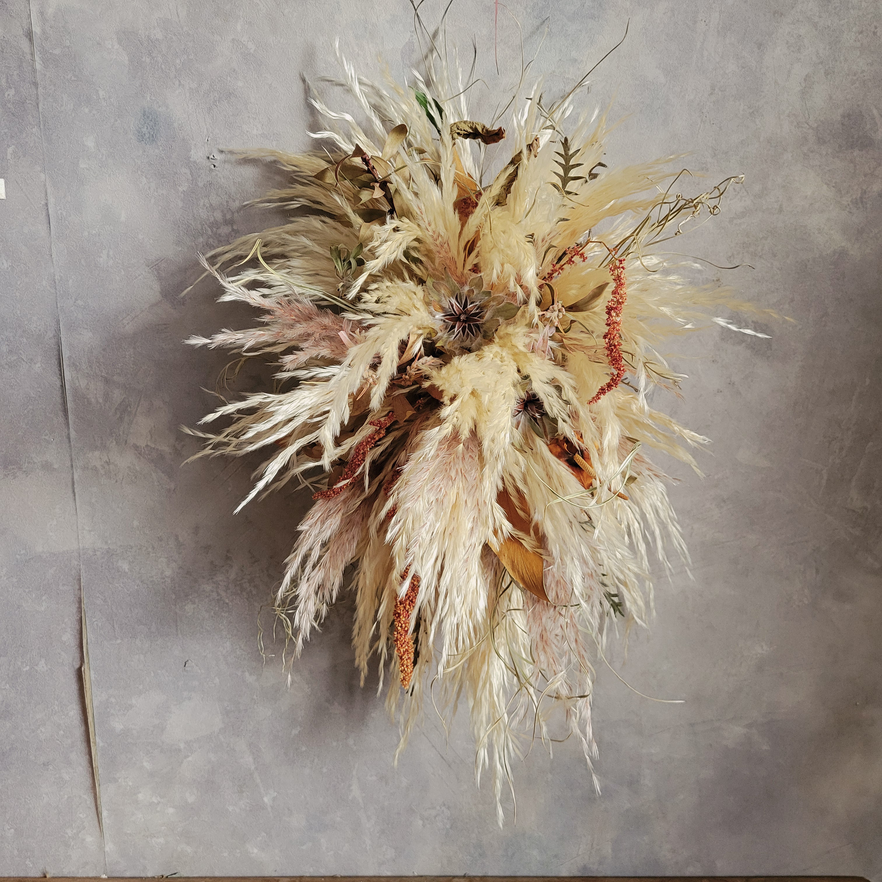 パンパスグラスとドライフラワーの壁掛け*ドロップ型