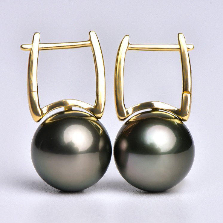 ルミナ 8～14mm タヒチ産天然黒蝶真珠イヤリング。18Kゴールドのバケットデザイン。光沢のある真珠はエレガントで、様々なシー