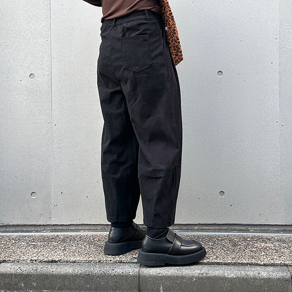 再販【2025新作】大人かわいいコーデュロイ半ゴム仕立てタックワイドパンツ（ブラック）25044BK 12枚目の画像