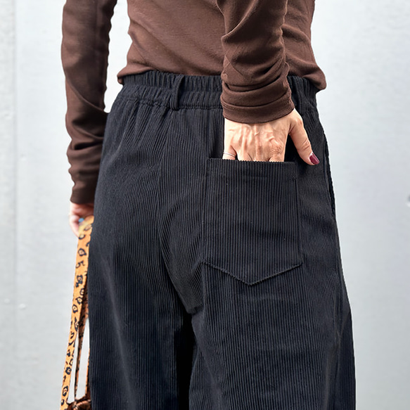 再販【2025新作】大人かわいいコーデュロイ半ゴム仕立てタックワイドパンツ（ブラック）25044BK 10枚目の画像