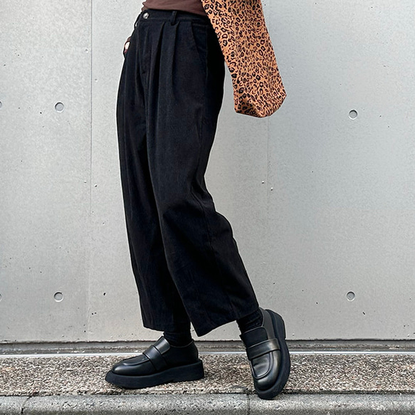 再販【2025新作】大人かわいいコーデュロイ半ゴム仕立てタックワイドパンツ（ブラック）25044BK 8枚目の画像